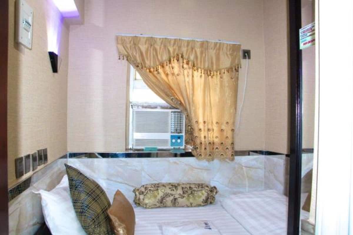 In-room safe, soundproofing, iron/ironing board, free WiFi