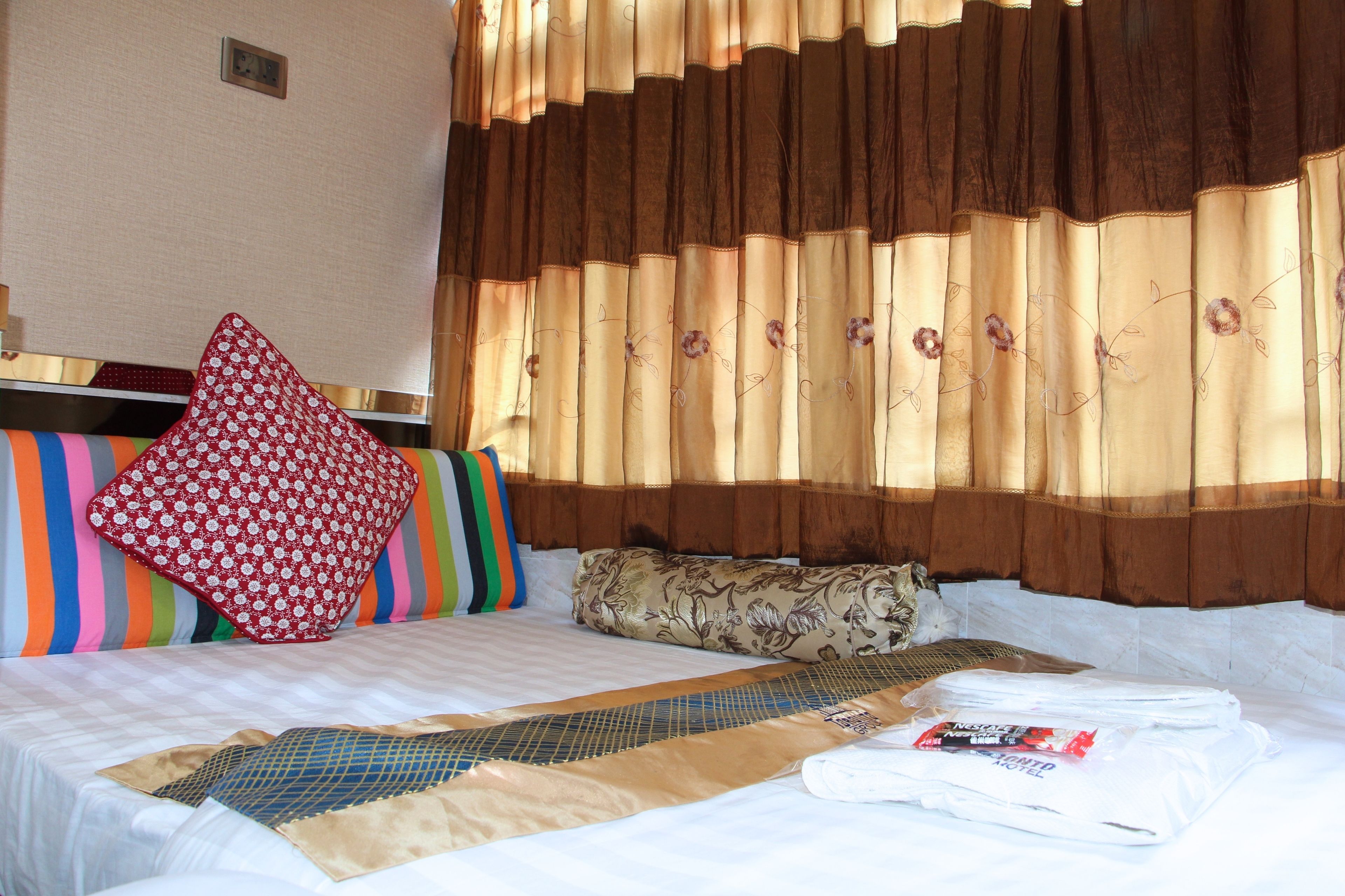 Standard Quadruple Room | Bathroom | Shower, hair dryer, towels