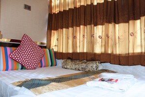 Standard Quadruple Room | Bathroom | Shower, hair dryer, towels - Temple Street Hotel (Kowloon)