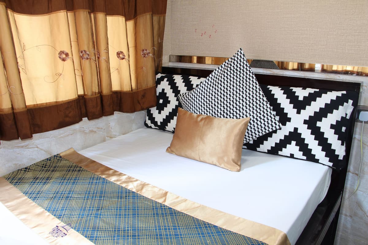 Standard Quadruple Room | Bathroom | Shower, hair dryer, towels
