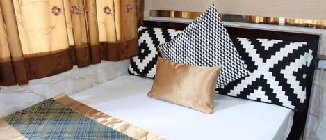 Chambre quadruple Standard | Salle de bain | Douche, séchoir à cheveux, serviettes fournies