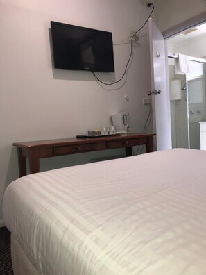 Desk, iron/ironing board, free WiFi, bed sheets - Evancourt Motel (Malvern East)