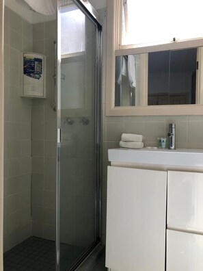 Shower, free toiletries, hair dryer, towels - Evancourt Motel (Malvern East)