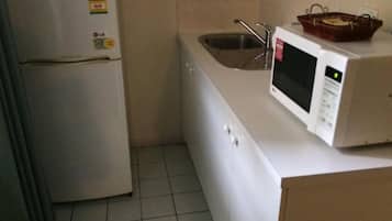 Habitación económica con 2 camas individuales | Cocina básica privada | Frigorífico y cafetera o tetera