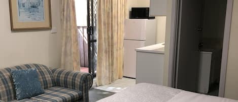 Economy Twin Room | Desk, iron/ironing board, free WiFi, bed sheets