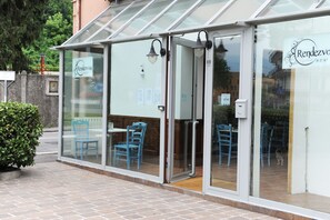 Breakfast, lunch, dinner served; Italian cuisine  - Victoria Hotels Carso (Como)