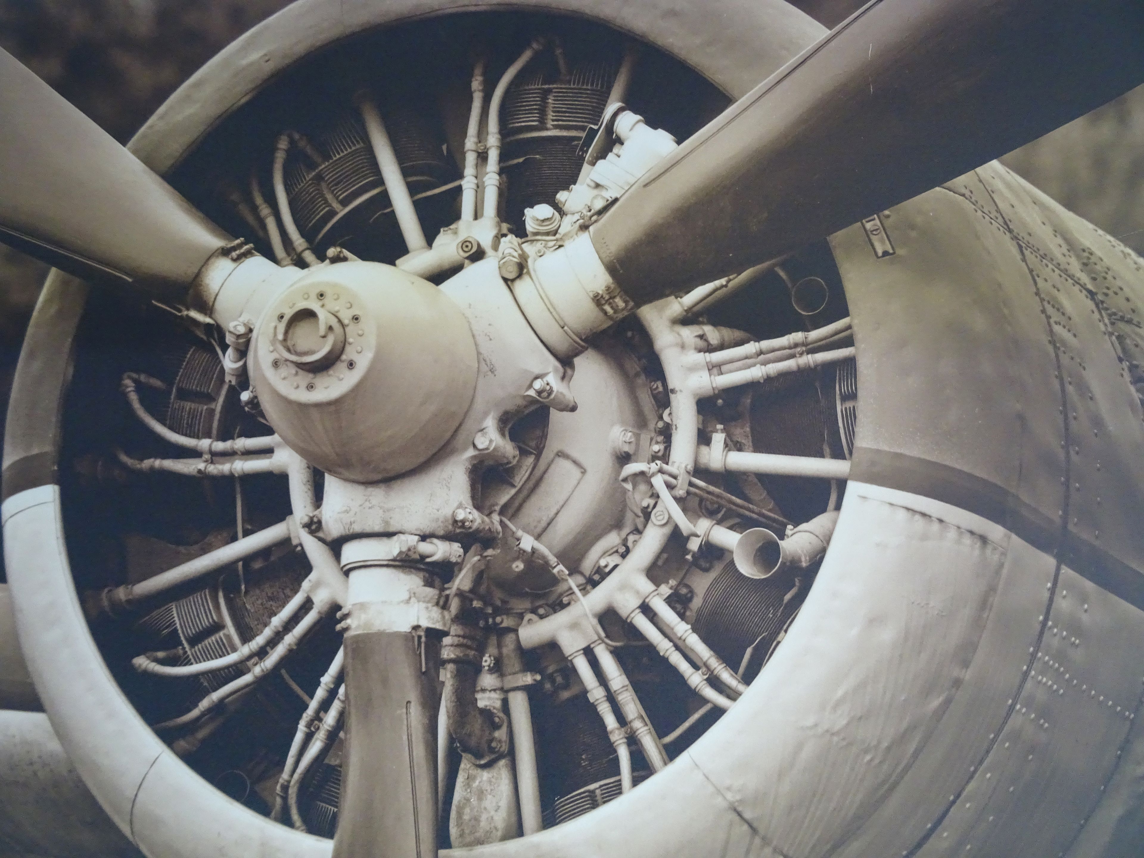 Detailaufnahme eines Flugzeugtriebwerks mit sichtbaren Bauteilen und Strukturdetails.