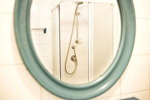 Apartamento Confort, 1 habitación, no fumadores, vistas a la montaña | Baño | Ducha, artículos de higiene personal gratuitos, secador de pelo y bidé