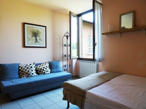 Family Studio, Kitchenette, Mountain View | Living area | Flat-screen TV - Victoria Hotels Carso (Como)