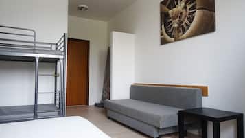 Habitación económica, 1 habitación, para no fumadores, vista a la montaña | Tabla de planchar con plancha, cunas gratuitas y wifi gratis