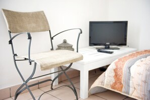 Superior Apartment, 1 Bedroom, Kitchenette | Room amenity - Victoria Hotels Carso (Como)