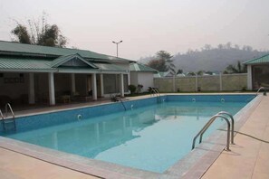 Una piscina al aire libre