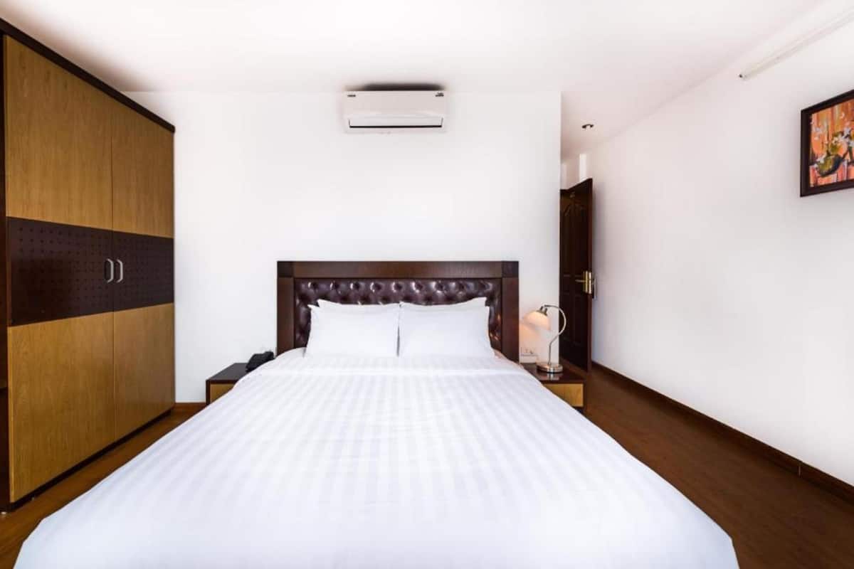 Deluxe Double Room | Minibar, desk, WiFi (free), bed sheets