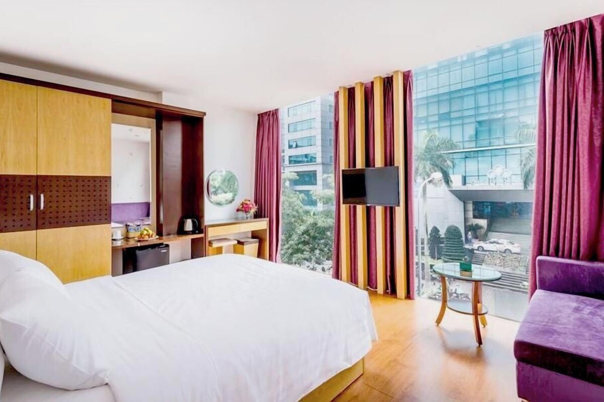 Minibar, desk, WiFi (free), bed sheets