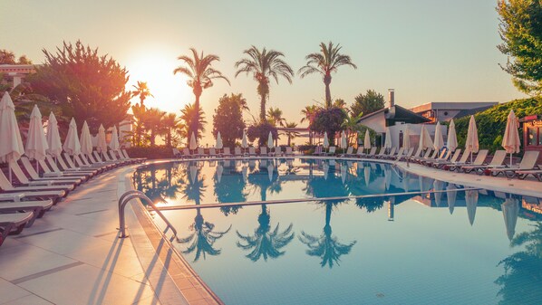 Innenpool, Außenpool (je nach Saison geöffnet), Sonnenschirme