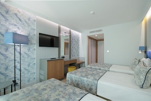 Habitación triple estándar, no fumadores | Minibar, caja fuerte, wifi gratis y ropa de cama