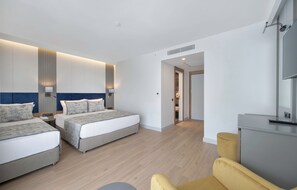 Chambre triple Standard, non-fumeur | Minibar, coffre-fort, accès au Wi-Fi (inclus), literie fournie