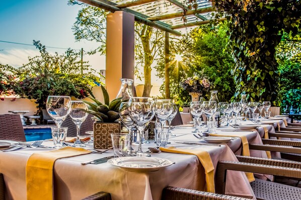 Breakfast and dinner served, international cuisine - De Leeuwenhof Estate (Paarl)