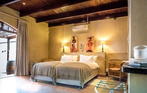 Luxury Room (at the Barnyard) | Egyptian cotton sheets, premium bedding, pillow-top beds, in-room safe - De Leeuwenhof Estate (Paarl)