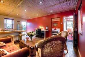 Småhus, 1 soverom (Garden) | Oppholdsområde | En 42-tommers LED-TV med Parabol-TV samt TV