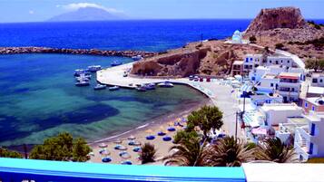 Plage à proximité, chaises longues, parasols, serviettes de plage