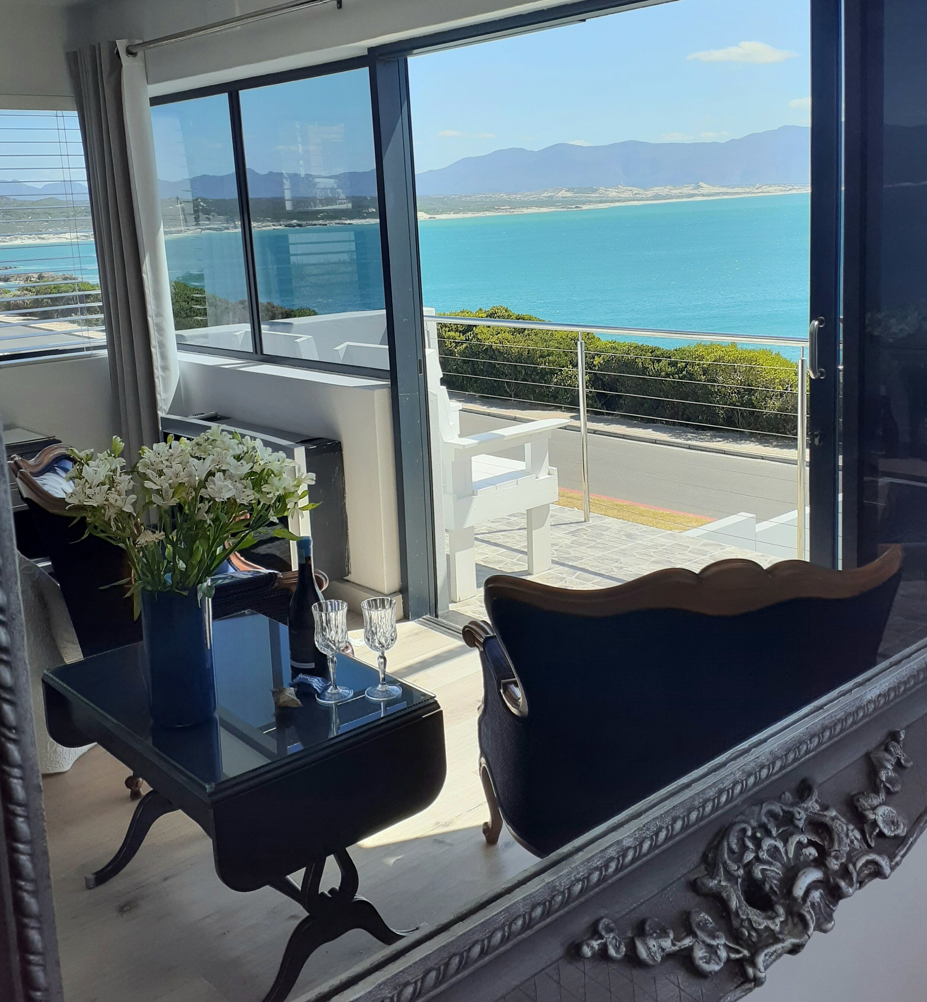 Habitación de lujo doble, balcón, vistas al mar | Minibar, caja fuerte, decoración individual y mobiliario individual