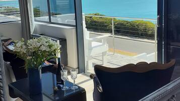 Luxury-Doppelzimmer, Balkon, Meerblick | 1 Schlafzimmer, Minibar, Zimmersafe, individuell dekoriert