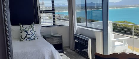 Luxe tweepersoonskamer, balkon, uitzicht op zee | 1 slaapkamer, een minibar, een kluis op de kamer