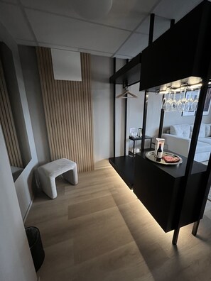 套房, 桑拿浴 | 迷你吧、客房内保险箱、熨斗/熨板、免费 WiFi