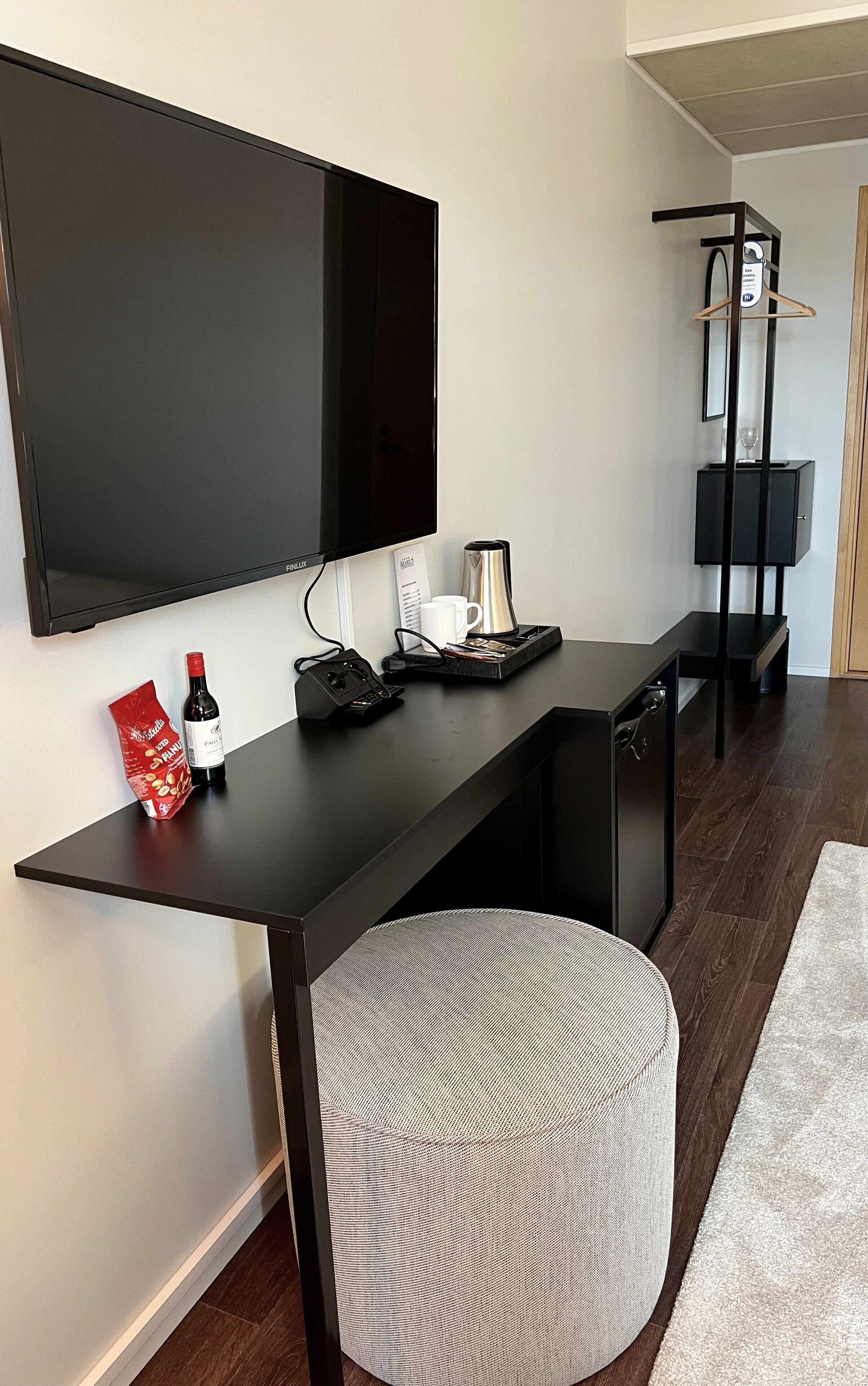 superior twin room | living area | 28-inch flat-screen tv with digital channels, tv