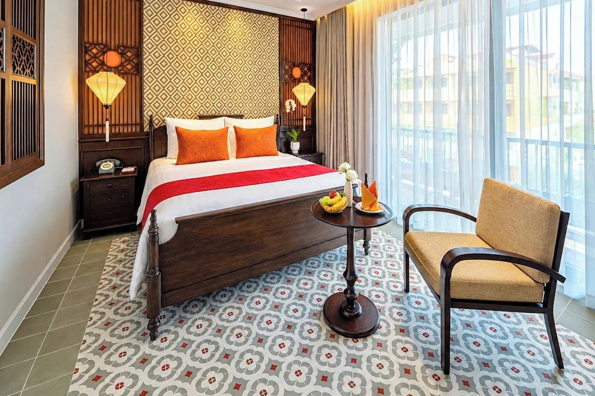 Little Residence | Minibar, in-room safe, desk, laptop workspace