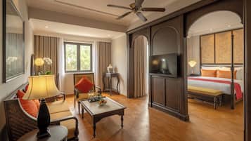Senior Residence Suite (Free daily 30 mins massage per pax) | Khu phòng khách | TV LCD 32-inch có truyền hình vệ tinh, TV