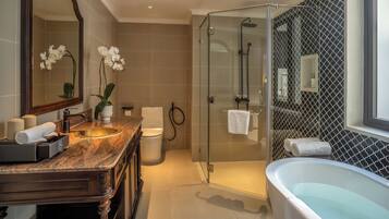 Senior Residence Suite (Free daily 30 mins massage per pax) | Bathroom | Designer toiletries, hair dryer, bathrobes, slippers