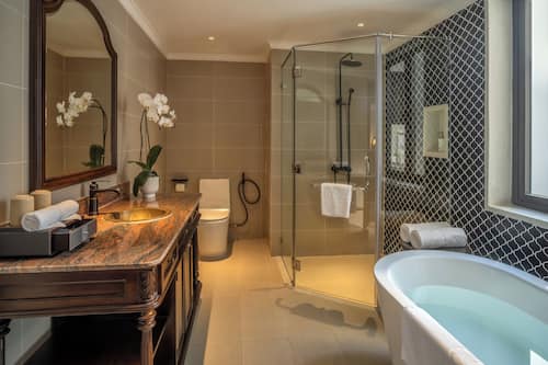 Signature-Suite, Stadtblick | Badezimmer | Designer-Toilettenartikel, Haartrockner, Bademäntel, Hausschuhe