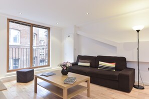 TV, DVD player - Storm Níké Apartments (London)