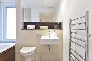 Duschwanne, Haartrockner, Handtücher