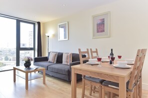 TV, DVD player - Storm Níké Apartments (London)