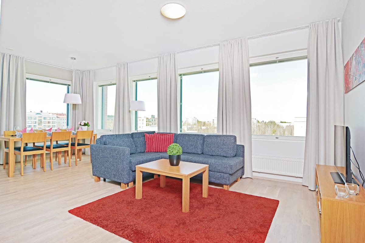 Leilighet, 1 soverom, badstue | Oppholdsrom | Flatskjerm-TV
