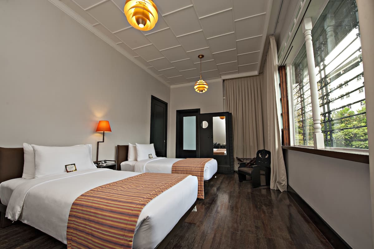 Classic Room, 1 Bedroom | Minibar, in-room safe, desk, laptop workspace