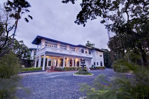 Property grounds - The Henry Hotel Manila (Pasay)
