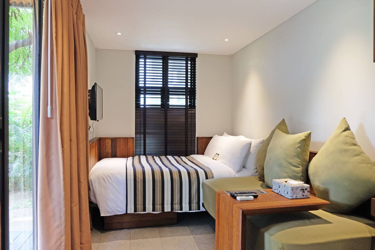 Garden Suite | Minibar, in-room safe, desk, laptop workspace