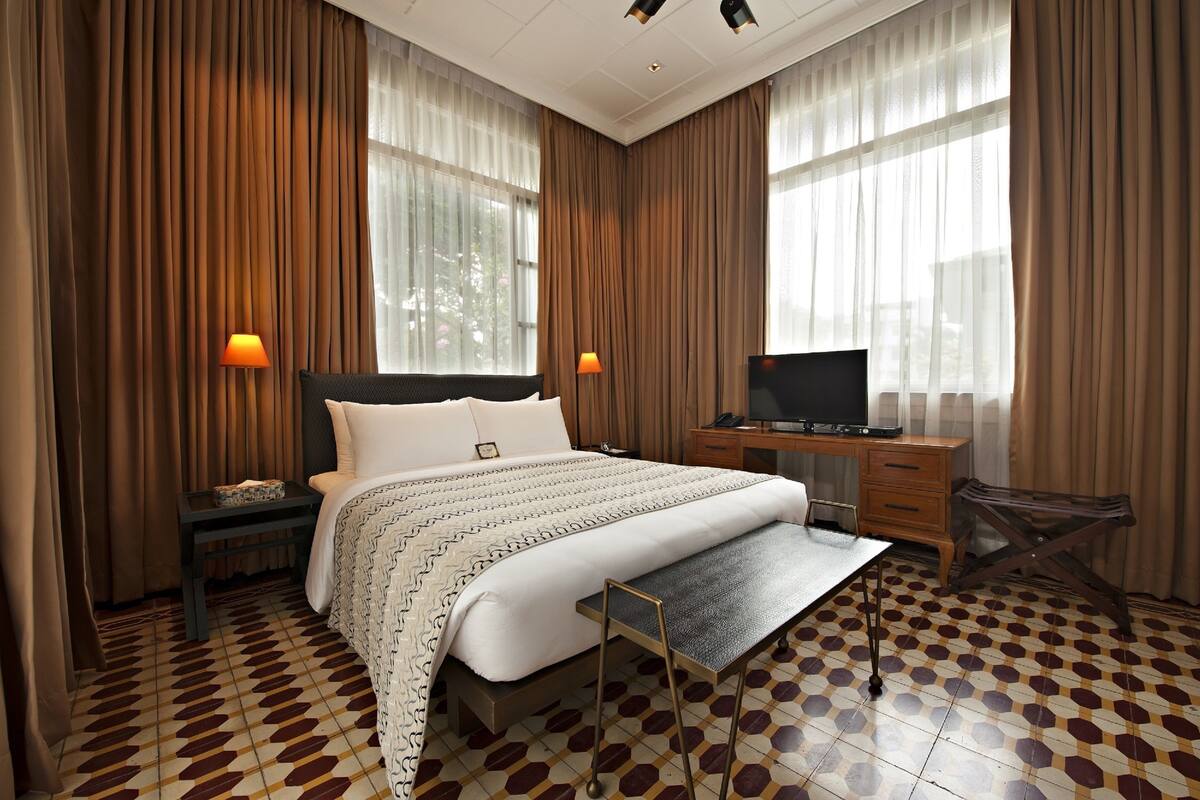 Owner's Suite | Minibar, in-room safe, desk, laptop workspace