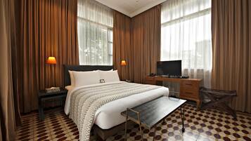 Owner's Suite | Minibar, in-room safe, desk, laptop workspace