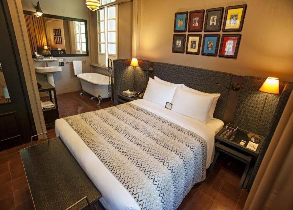 Minibar, Zimmersafe, Schreibtisch, laptopgeeigneter Arbeitsplatz