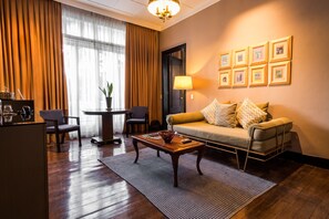 Phòng Suite (Owners) | Khu phòng khách | TV LCD 32-inch có truyền hình cáp, TV 