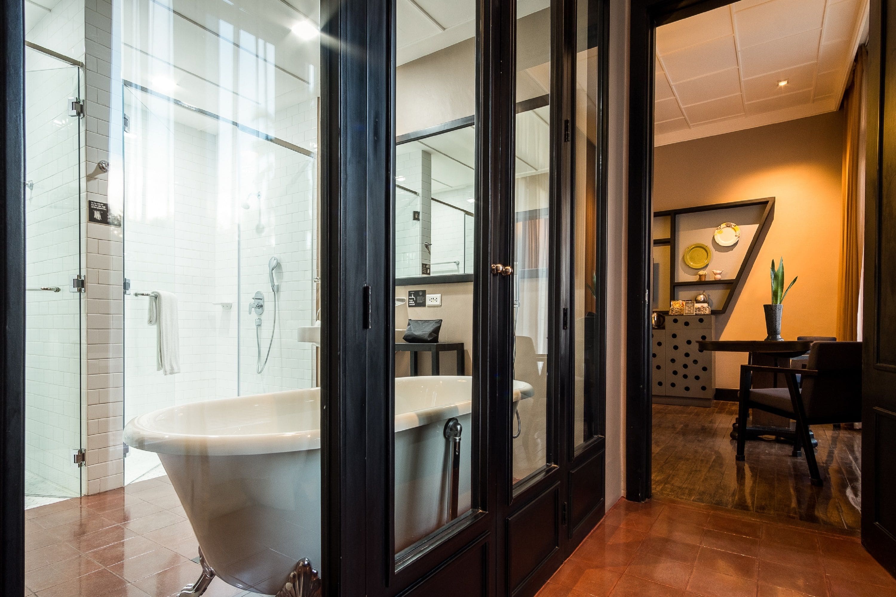 owner's suite | deep-soaking bathtub