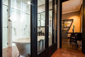 Owner's Suite | Deep-soaking bathtub - The Henry Hotel Manila (Pasay)