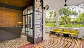 Lobby sitting area - The Henry Hotel Manila (Pasay)