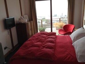Tabla de planchar con plancha, wifi gratis y ropa de cama 
