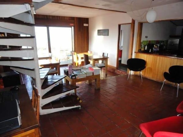 Habitación doble, 1 cama matrimonial, baño privado, vista al océano | Tabla de planchar con plancha, wifi gratis y ropa de cama 